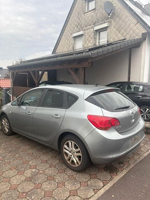 Grau Gebraucht 2013 Opel Astra Edition Limousine | 4.300 € (Guter Preis) - Bild 1/4