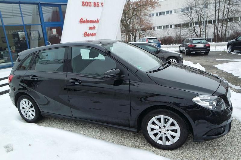 Gebraucht Mercedes B180 122 PS (89 kW) 2014 Schwarz Van / Kleinbus