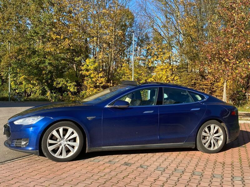 Blau Gebraucht 2016 Tesla Model S Kleinwagen | 16.700 € (Etwas zu teuer) - Bild 1/4