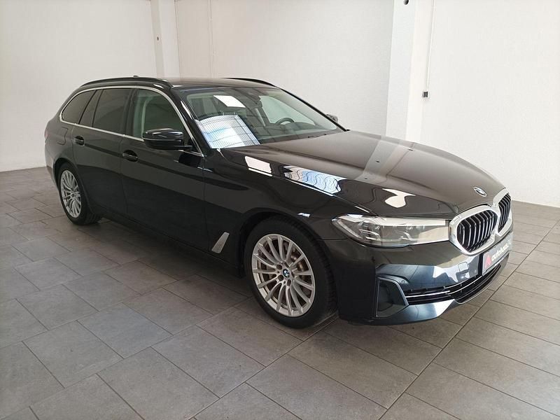 Schwarz Gebraucht 2021 BMW 530e Shadowline Kombi | 25.220 € (Superpreis) - Bild 1/4