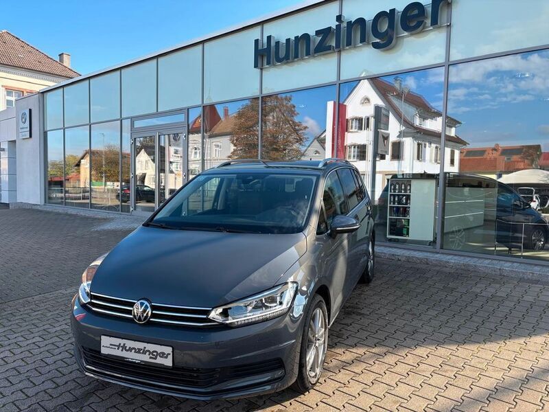 Grau Gebraucht 2024 VW Touran Comfortline Van / Kleinbus | 38.980 € (Teuer) - Bild 1/4