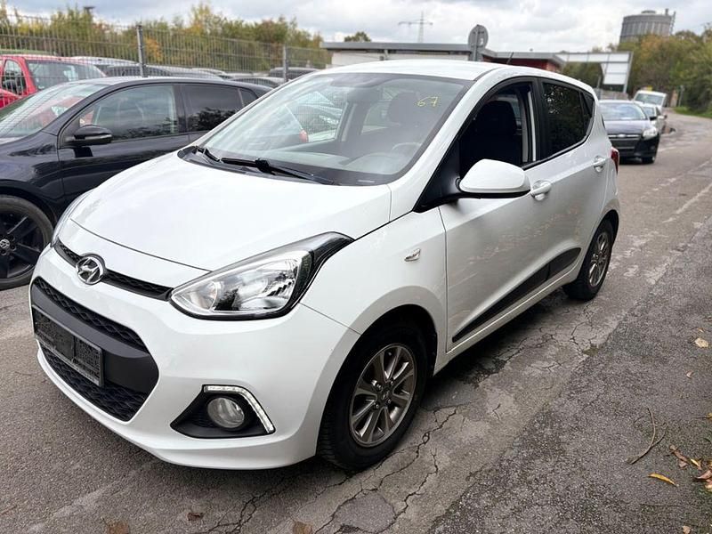 Weiß Gebraucht 2016 Hyundai i10 Passion Kleinwagen | 5.299 € (Guter Preis) - Bild 1/4