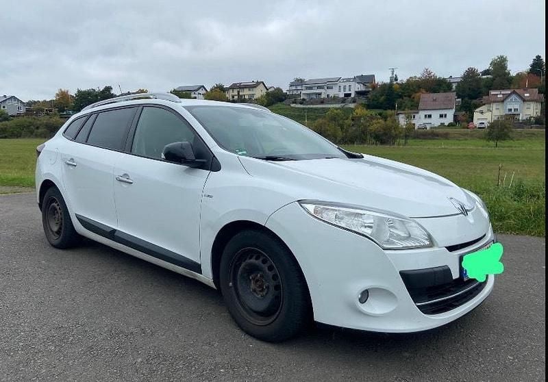 Weiß Gebraucht 2011 Renault Mégane GrandTour Bose Edition Kombi | 2.450 € (Guter Preis) - Bild 1/4
