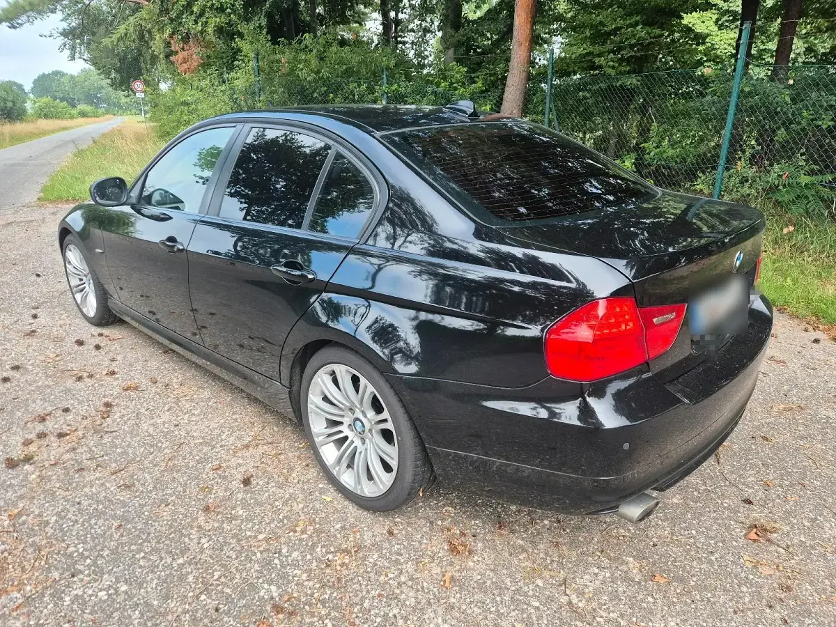 Gebraucht BMW 320 177 PS (130 kW) 2009 Schwarz Limousine