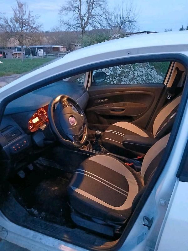 Weiß Gebraucht 2009 Fiat Grande Punto Sport Kleinwagen | 2.000 € (Fairer Preis) - Bild 1/4