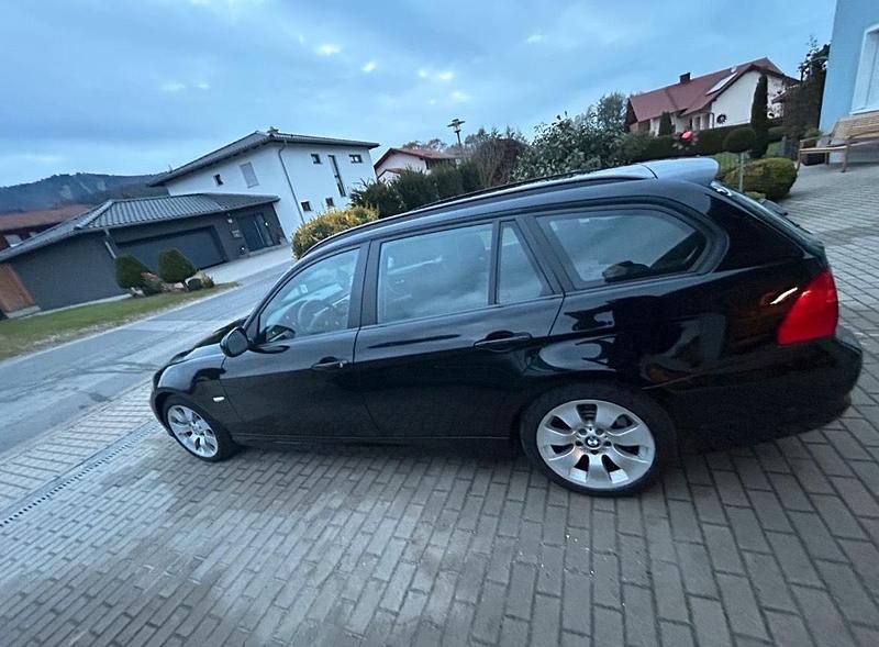 Gebraucht BMW 318 143 PS (105 kW) 2012 Schwarz Kombi
