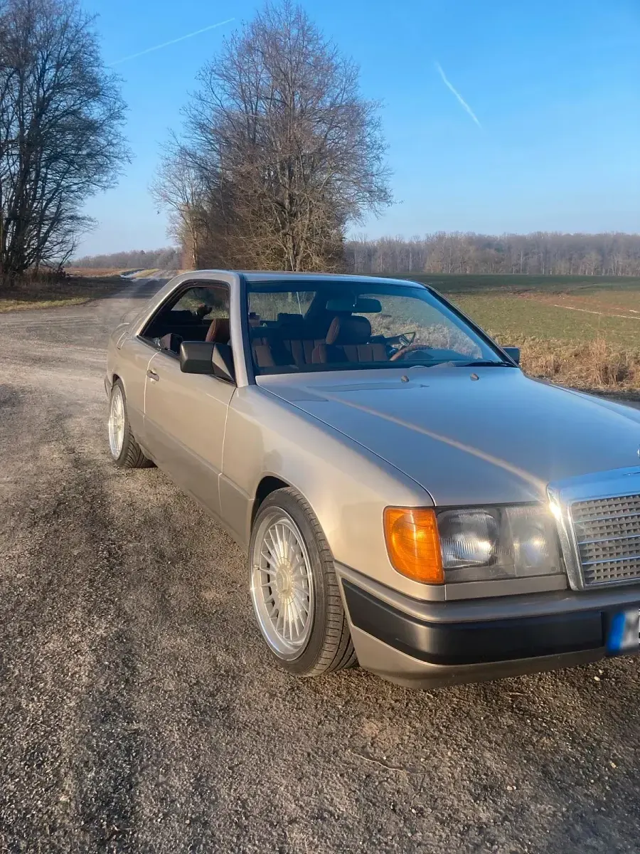 Gebraucht Mercedes 230 136 PS (100 kW) 1987 Coupé