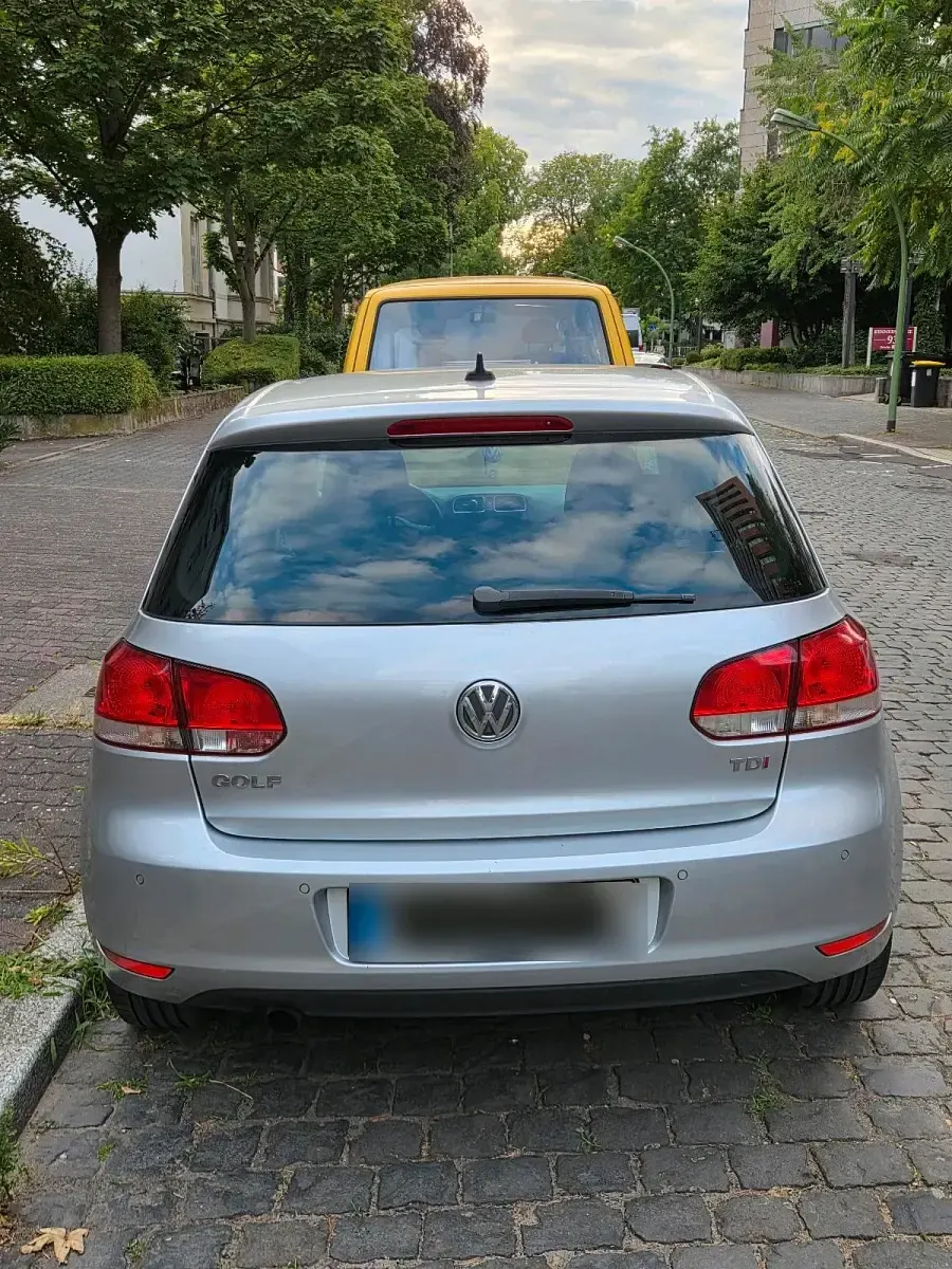 Gebraucht VW Golf VI Team 105 PS (77 kW) 2011 Silber Kleinwagen