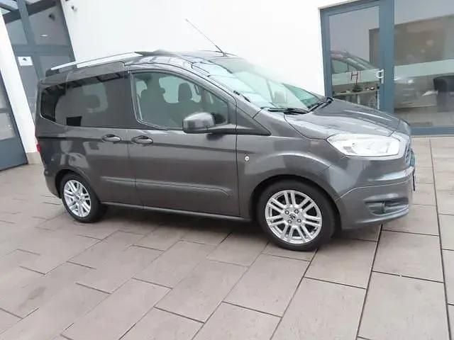 Gebraucht Ford Tourneo Courier Titanium 101 PS (74 kW) 2015 Grau Van / Kleinbus
