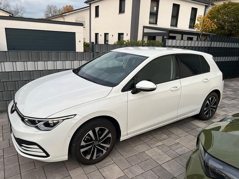 Weiß Gebraucht 2020 VW Golf VIII United Limousine | 19.900 € (Guter Preis) - Bild 1/4