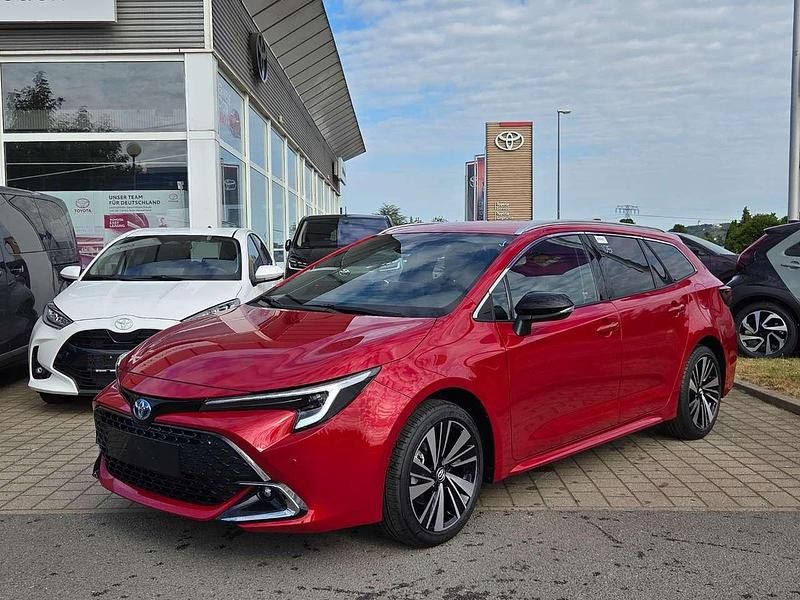 Karminarot metallic Neu 2025 Toyota Corolla Kombi | 32.390 € (Superpreis) - Bild 1/3