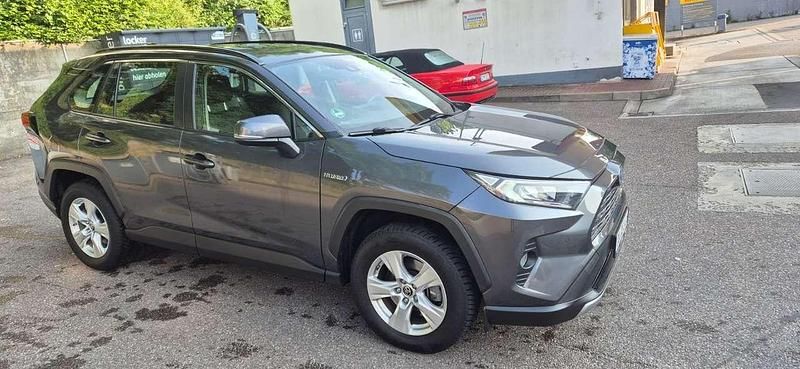 Grau Gebraucht 2020 Toyota RAV4 Hybrid Business Edition SUV | 28.900 € (Guter Preis) - Bild 1/4