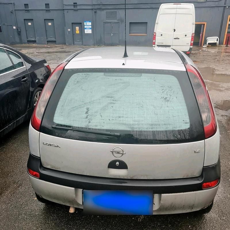 Używany Opel Corsa 75 KM (55 kW) 2002 Srebrny Hatchback