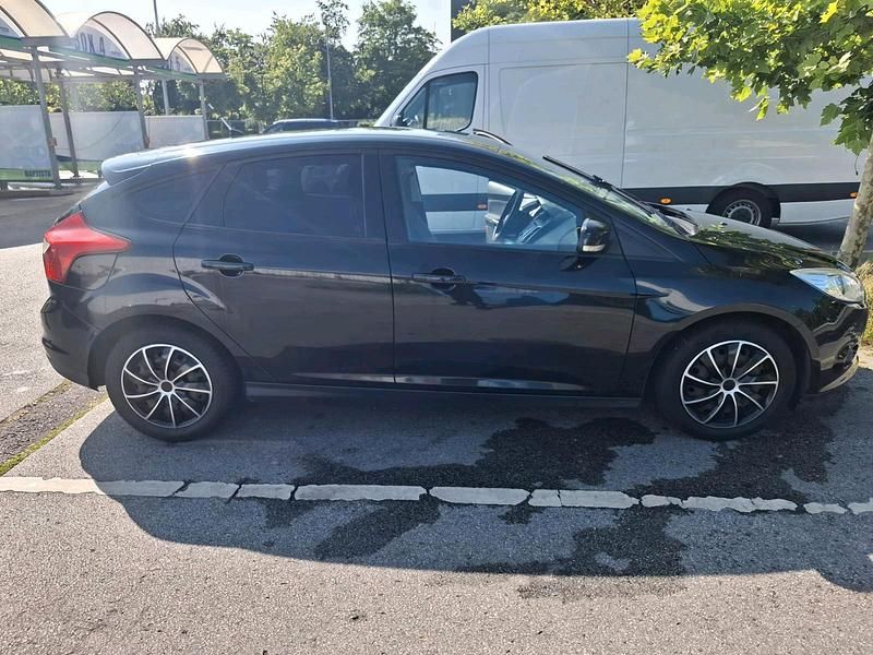 Gebraucht Ford Focus 95 PS (69 kW) 2011 Schwarz Limousine