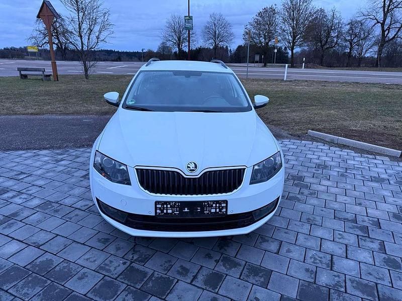 Gebraucht Skoda Octavia Style 179 PS (131 kW) 2015 Laserweiss Kleinwagen