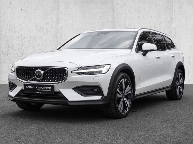 Gebraucht Volvo V60 CC Plus 197 PS (144 kW) 2023 Crystal white pearl / metallic Kombi