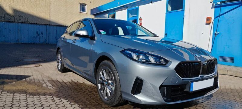 Grau Gebraucht 2025 BMW 118 Sport Line Kleinwagen | 38.000 € (Teuer) - Bild 1/4