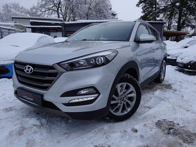 Gebraucht Hyundai Tucson Intro Edition 177 PS (130 kW) 2016 Platinum silver / mic SUV