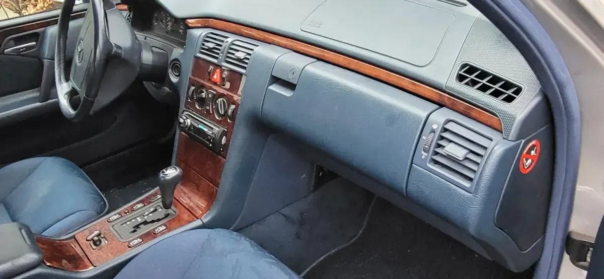 Brugt Mercedes E280 204 HK (150 kW) 1998 Sølv Sedan