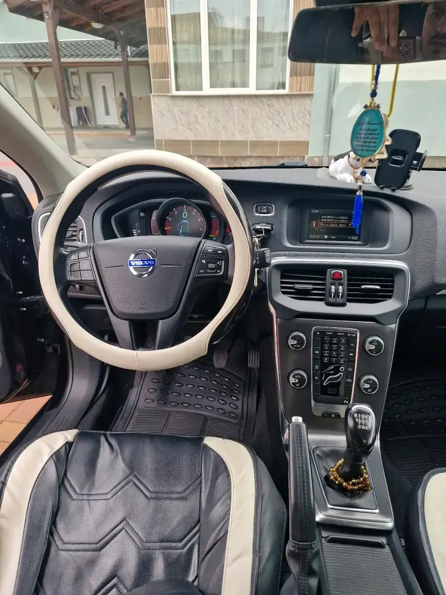 Usata Volvo V40 CC 120 CV (88 kW) 2014 Nero Station wagon