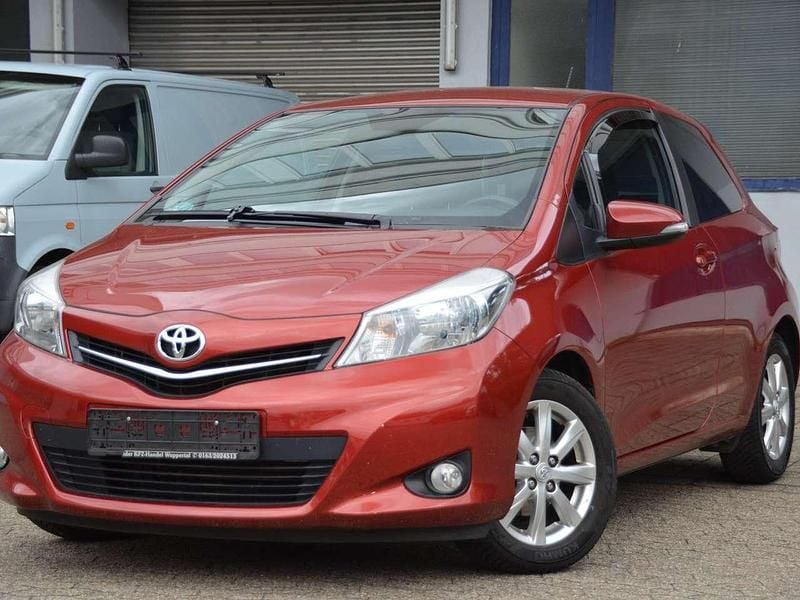 Red mica metallic Gebraucht 2013 Toyota Yaris Life Kleinwagen | 6.790 € (Fairer Preis) - Bild 1/4