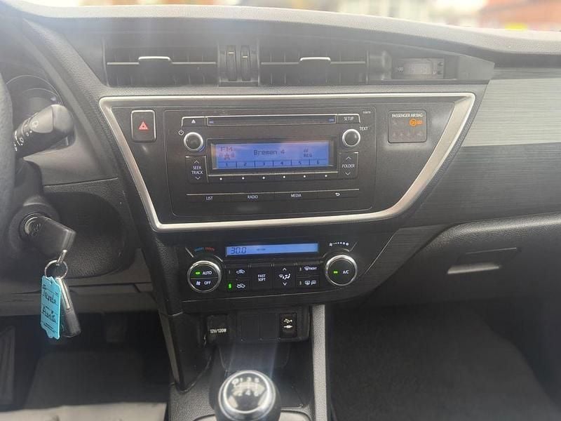 Gebraucht Toyota Auris Basis 99 PS (72 kW) 2015 Silber Limousine