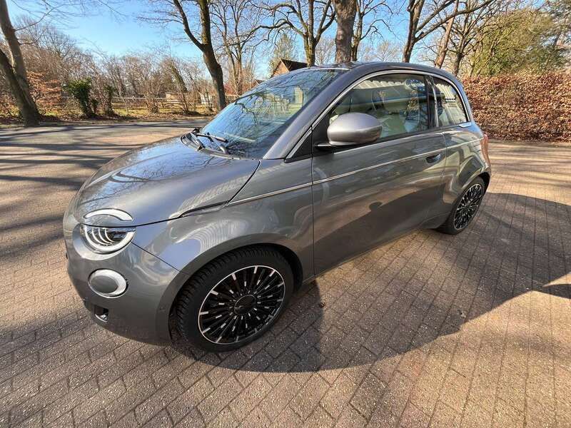 Grau Gebraucht 2023 Fiat 500e La Prima Limousine | 24.990 € (Etwas zu teuer) - Bild 1/4