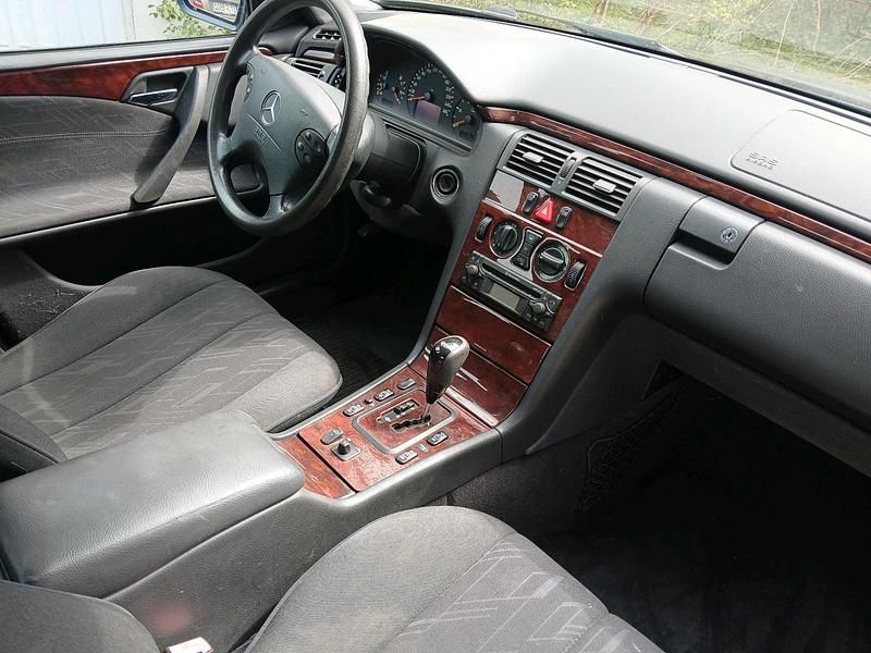 Second-hand Mercedes E200 116 CP (85 kW) 2000 Albastru Berlinǎ