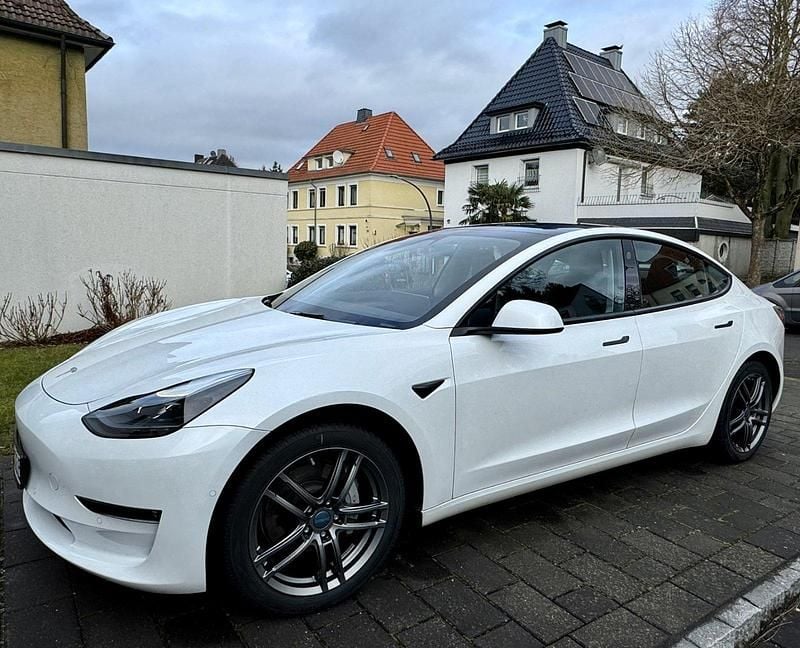 Weiß Gebraucht 2022 Tesla Model 3 Long Range AWD Limousine | 29.900 € (Fairer Preis) - Bild 1/4