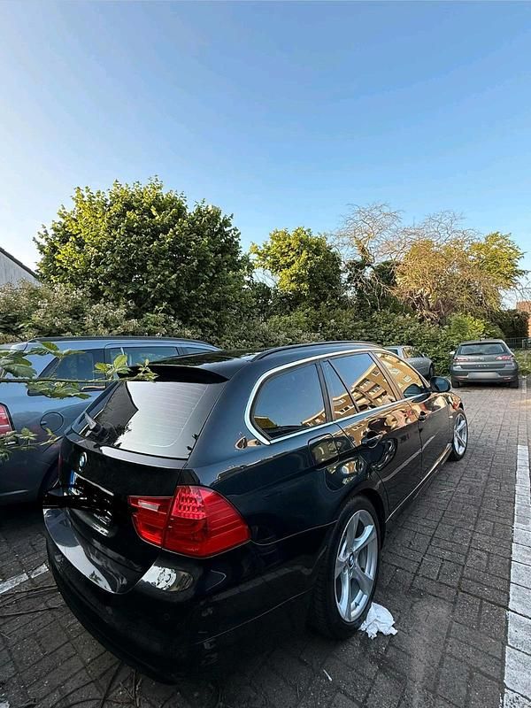Gebraucht BMW 325 204 PS (150 kW) 2010 Schwarz Kombi