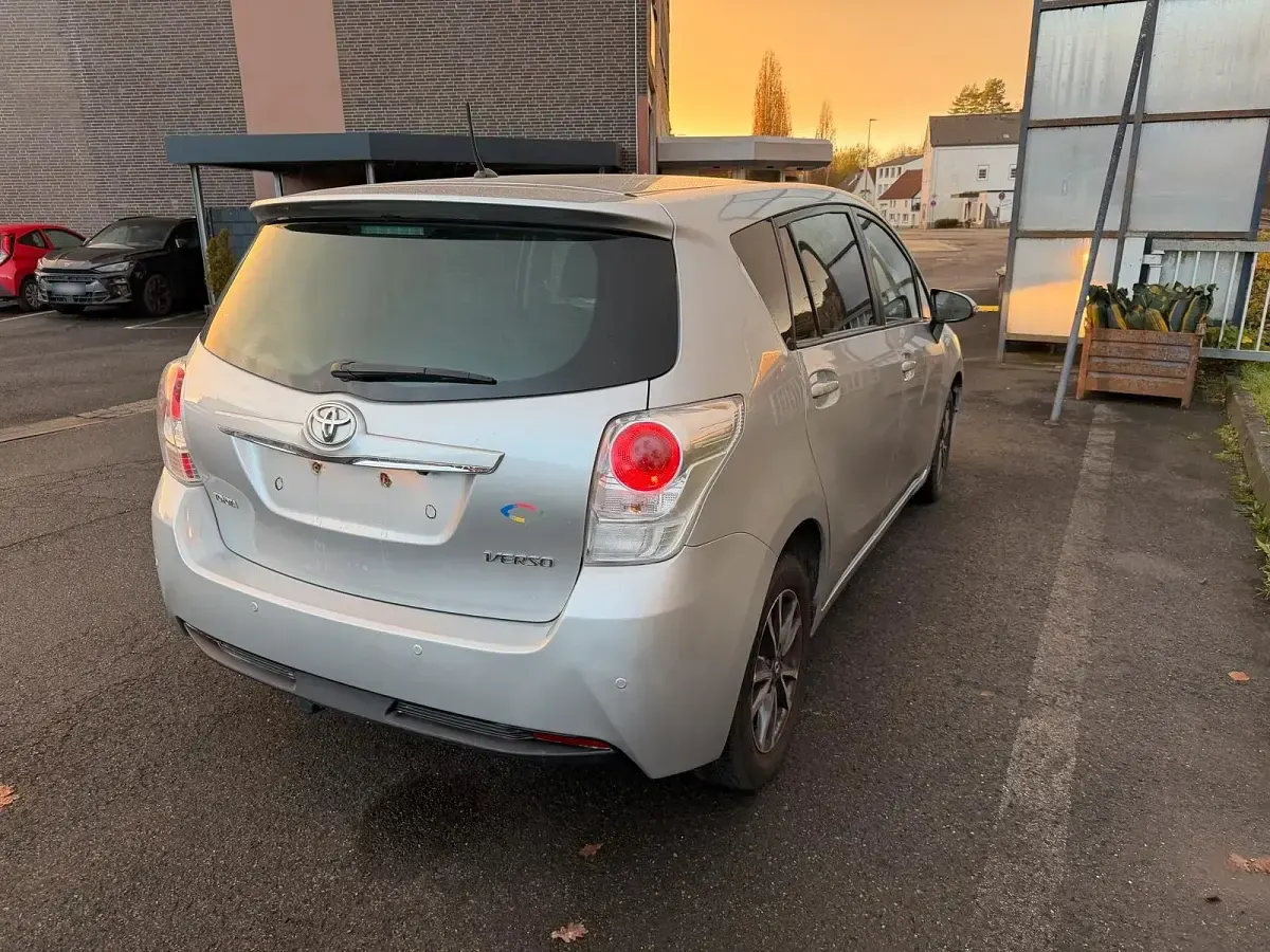 Gebraucht Toyota Verso 116 PS (85 kW) 2013 Silber Van / Kleinbus