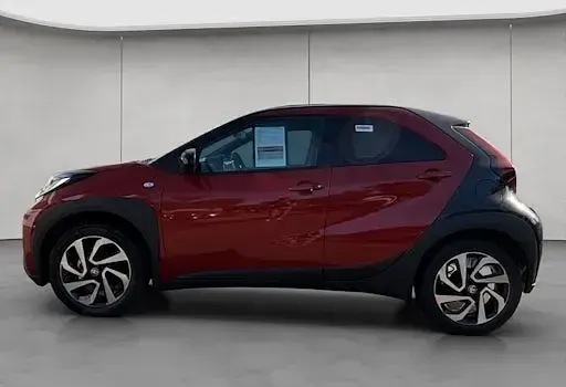 Neu Toyota Aygo X Play 72 PS (52 kW) 2025 Chili red / night sky bl SUV