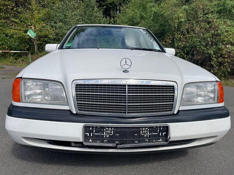 Gebraucht Mercedes C180 122 PS (89 kW) 1996 Weiß Limousine