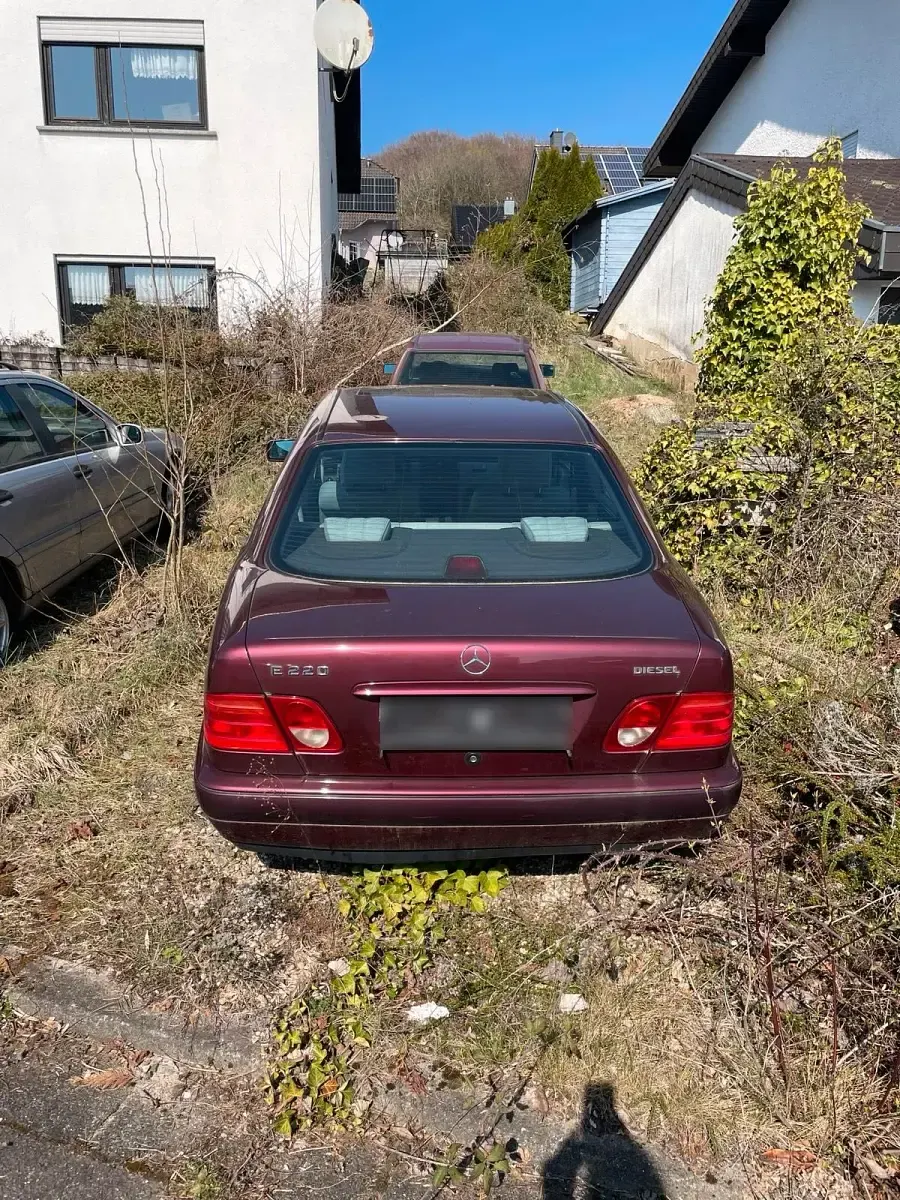 Gebraucht Mercedes E220 95 PS (69 kW) 1996 Rot Limousine