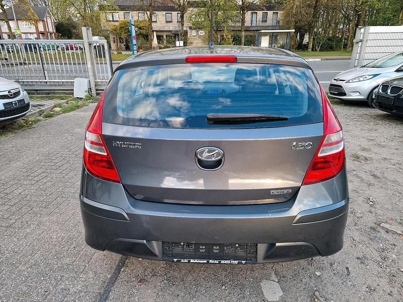 Gebraucht Hyundai i30 90 PS (66 kW) 2011 Grau Kleinwagen