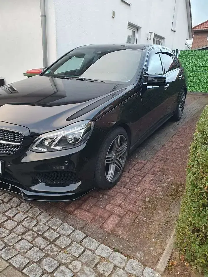 Gebraucht Mercedes E220 AMG 170 PS (125 kW) 2013 Schwarz Limousine
