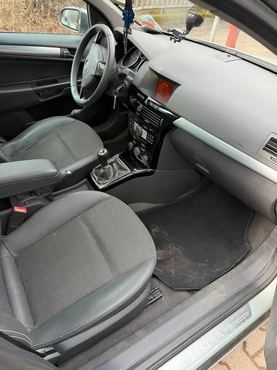 Gebraucht Opel Astra Edition 74 PS (54 kW) 2009 Silber Limousine