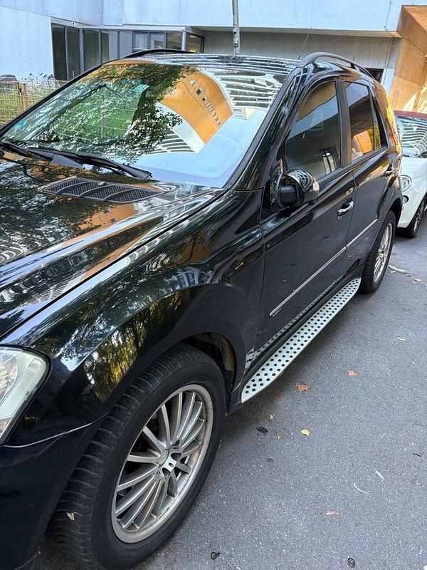 Schwarz Gebraucht 2006 Mercedes ML320 SUV | 6.500 € (Fairer Preis) - Bild 1/4