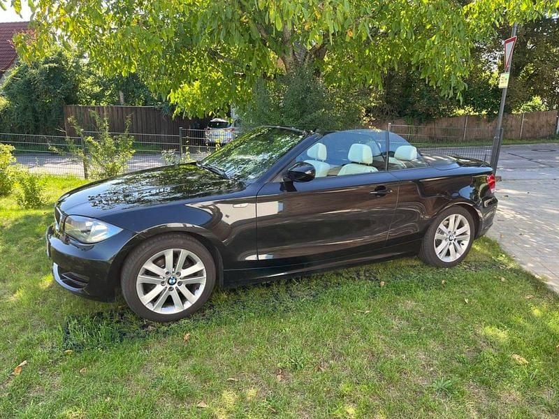 Schwarz Gebraucht 2011 BMW 118 Cabriolet Advantage Cabrio | 12.200 € (Fairer Preis) - Bild 1/4