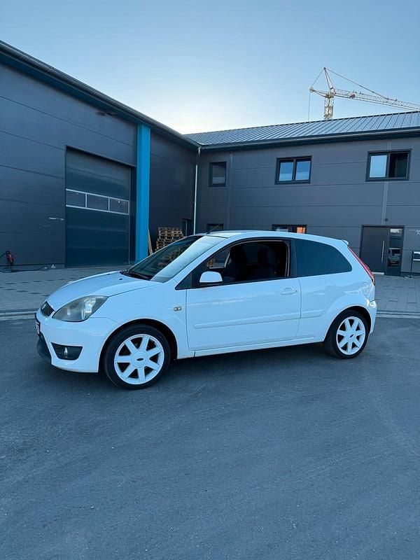Weiß Gebraucht 2008 Ford Fiesta Kleinwagen | 1.100 € (Guter Preis) - Bild 1/4