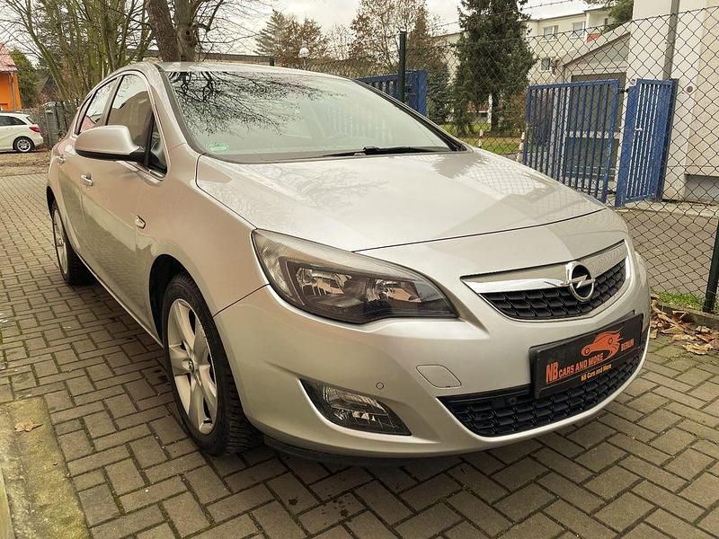 Silber Gebraucht 2010 Opel Astra Sport Limousine | 3.990 € (Fairer Preis) - Bild 1/4