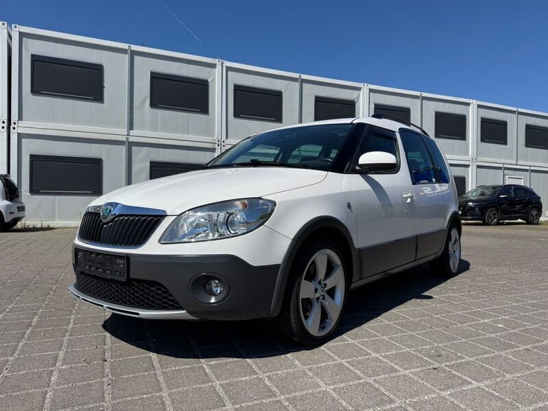 Weiß Gebraucht 2012 Skoda Roomster Scout Plus Edition Kombi | 6.999 € (Fairer Preis) - Bild 1/4