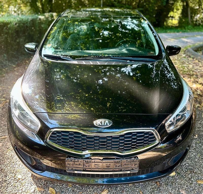 Schwarz Gebraucht 2013 Kia Ceed Attract Limousine | 5.960 € (Superpreis) - Bild 1/4