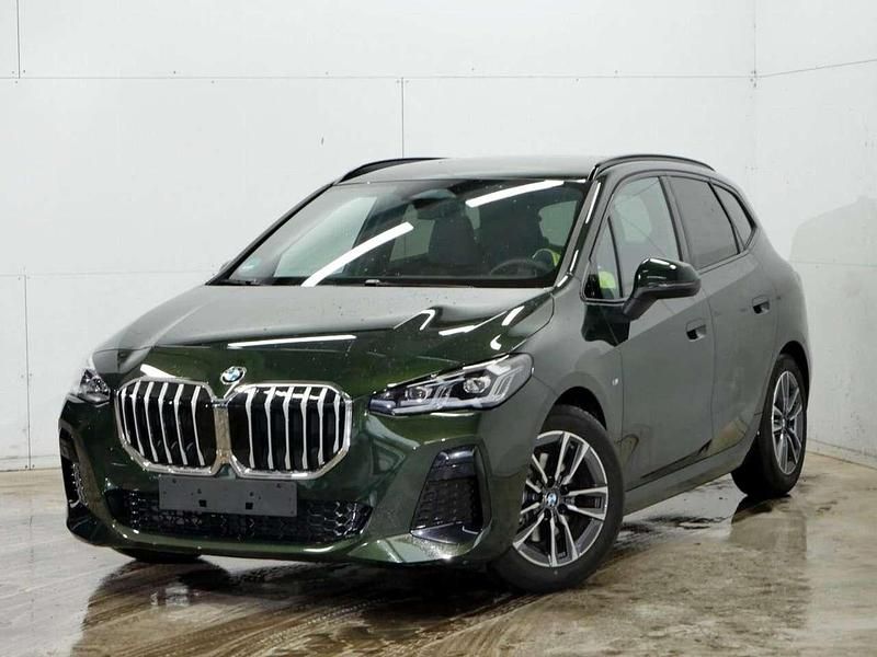 Sanremo green metallic Gebraucht 2025 BMW 220 M Sport Van / Kleinbus | 33.790 € (Guter Preis) - Bild 1/4