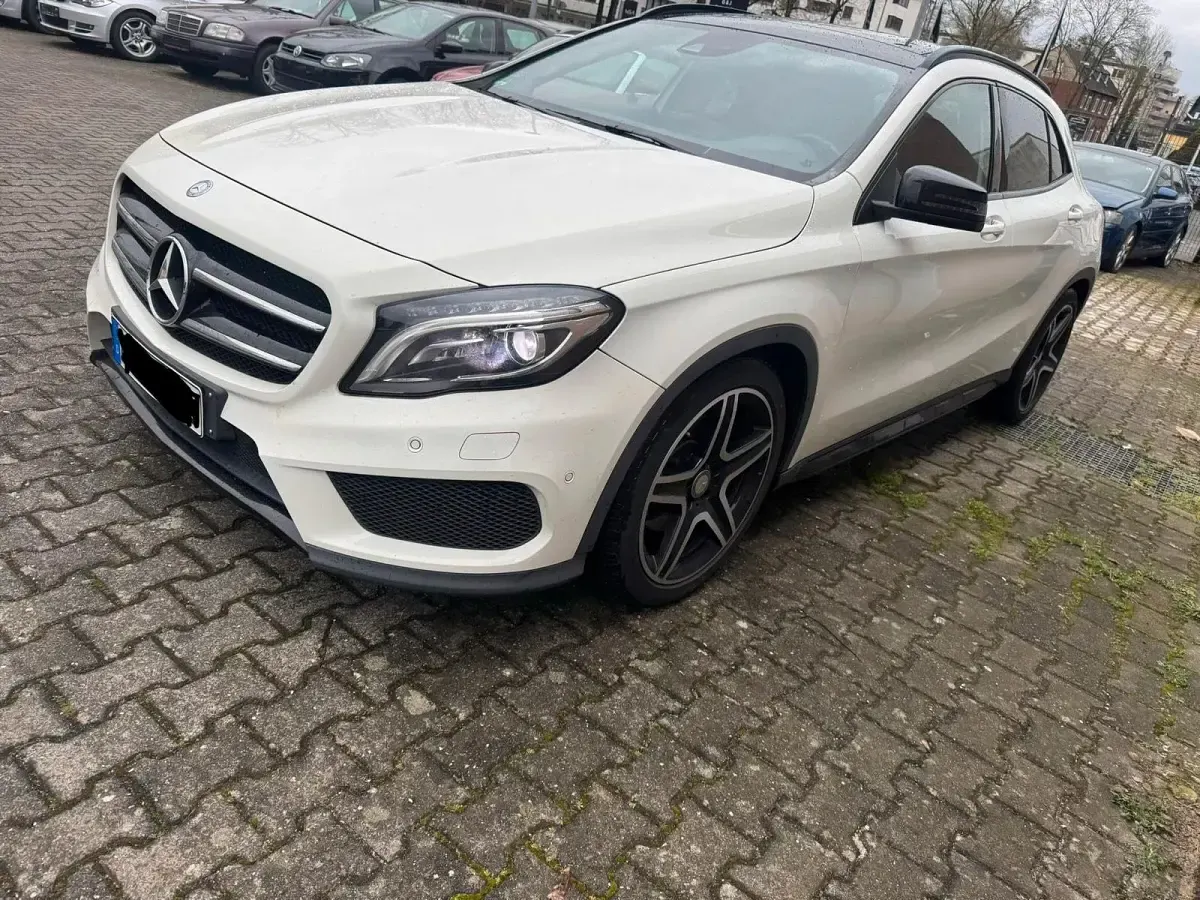 Gebraucht Mercedes GLA250 Night 211 PS (155 kW) 2016 Weiß SUV