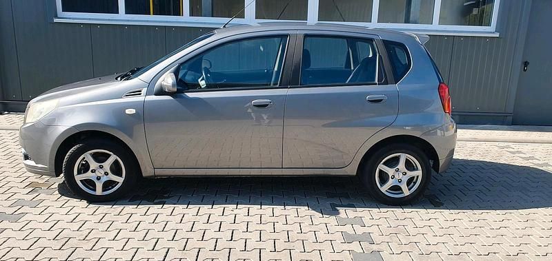 Gebraucht Chevrolet Aveo 84 PS (61 kW) 2009 Silber Kleinwagen