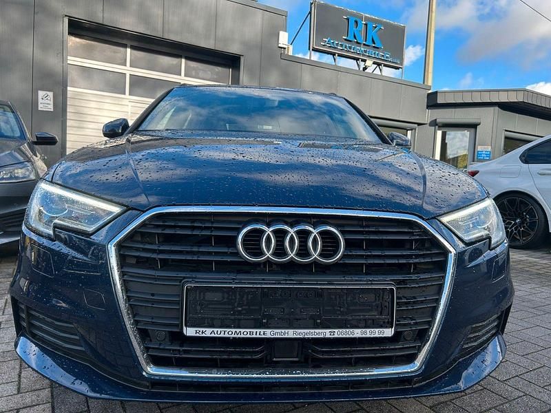 Gebraucht Audi A3 Sportback Comfort 116 PS (85 kW) 2018 Blau Kleinwagen