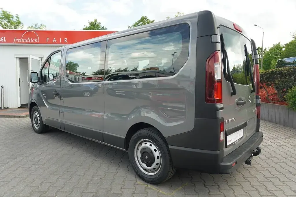 Używany Opel Vivaro 125 KM (91 kW) 2017 Szary Minivan