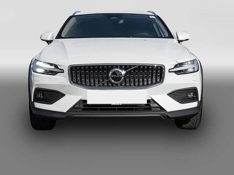Gebraucht Volvo V60 CC Plus 197 PS (144 kW) 2024 Weiß Kombi