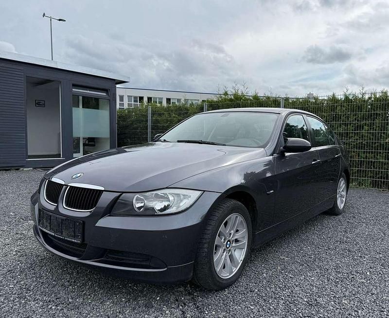 Grau Gebraucht 2005 BMW 320 Limousine | 5.299 € (Etwas zu teuer) - Bild 1/4